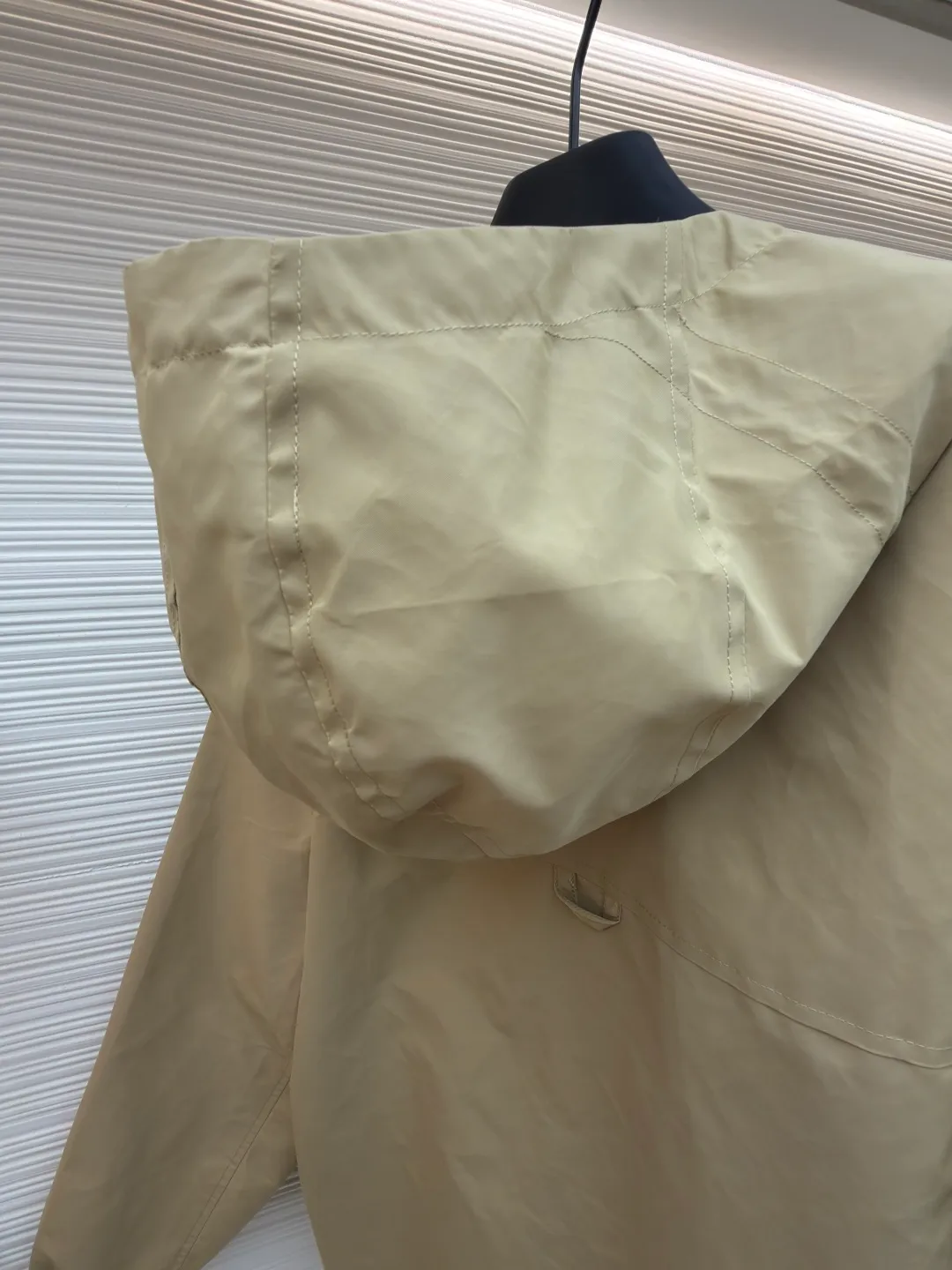 LOUIS VUITTON double-sided windproof pin jacket ●Original version: Purchased and developed for 22800 ●Item number: 1682085-C55 ●Fabric: polyester fiber fabric ●Technology: jacquard production ●Color: khaki ●Version: fitted version ●Weight: about 545 grams ●Size: 44-46-48-50 ●Description: The solid color fabric is made of nylon encrypted matt twill, and the jacquard fabric on the other side is made of 50D nylon yarn-dyed jacquard fabric. The solid color front panel is laser-burned, hand-made of white copper, with a triangular pin with logo and glossy finish. The front pocket uses a hardware keychain to hang a folding clothing tag, and the jacquard letters on the front chest placket are made of single-piece handmade It is cut manually, and all the pieces are numbered. The pockets are also cut with the original number. The fabric is relatively light and silky, and it takes time to cut accurately. It is equipped with a double-circulation puller 5# orbital zipper in the front and center. The hem and hood are worn with spiral elastic ropes with ring anti-slip buckles, square pig nose buckles with logo, and all holes are punched with hardware and logo on cloth-colored eyelets. The overall wiring is straight and delicate, the fabric is comfortable and soft, and the color is consistent without color difference. It can be matched with the same style to create a fashionable look and control various occasions. Customized accessories, complete with three standards, same style for men and women!